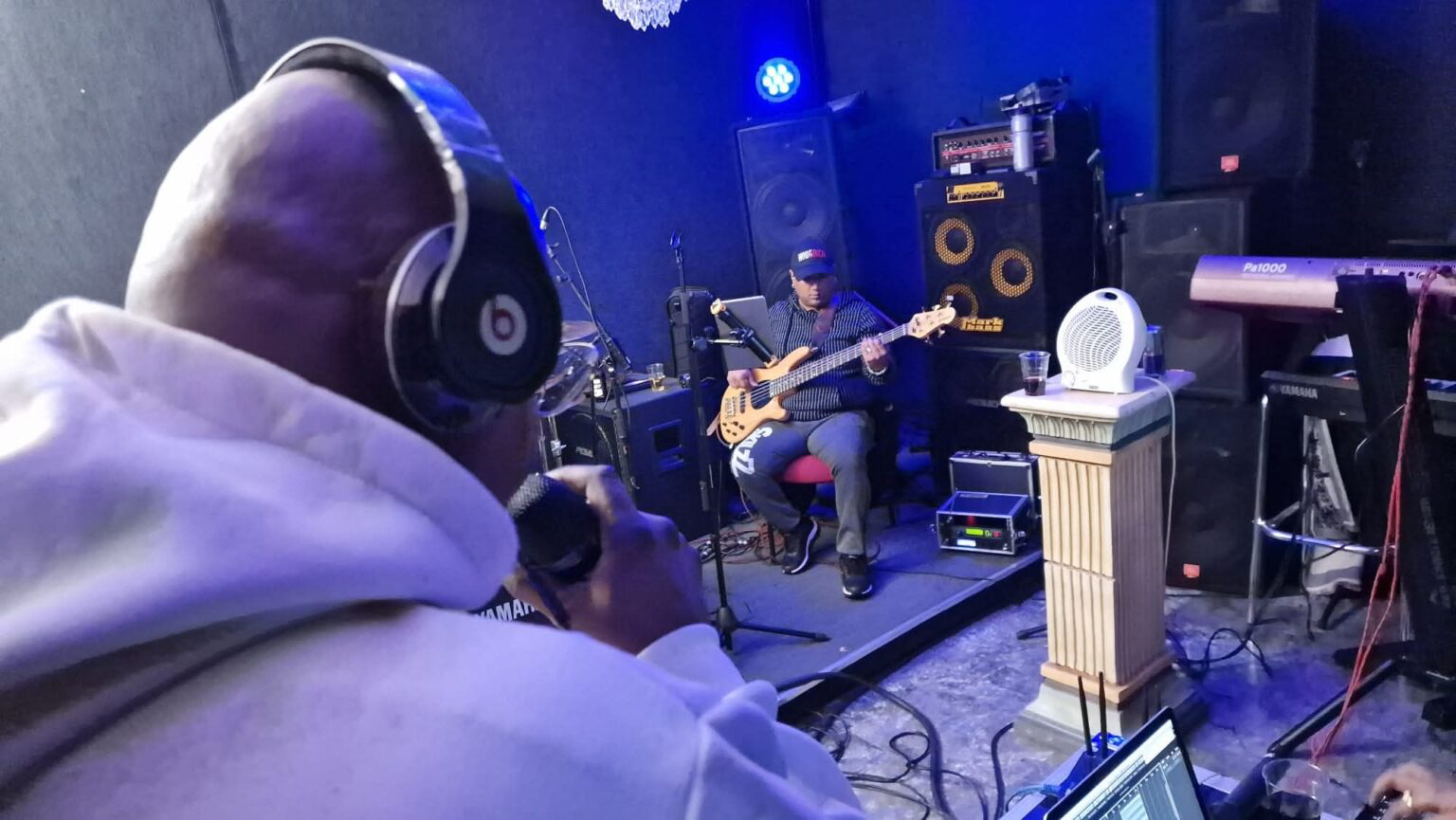 Opname met bassist in de oefenruimte